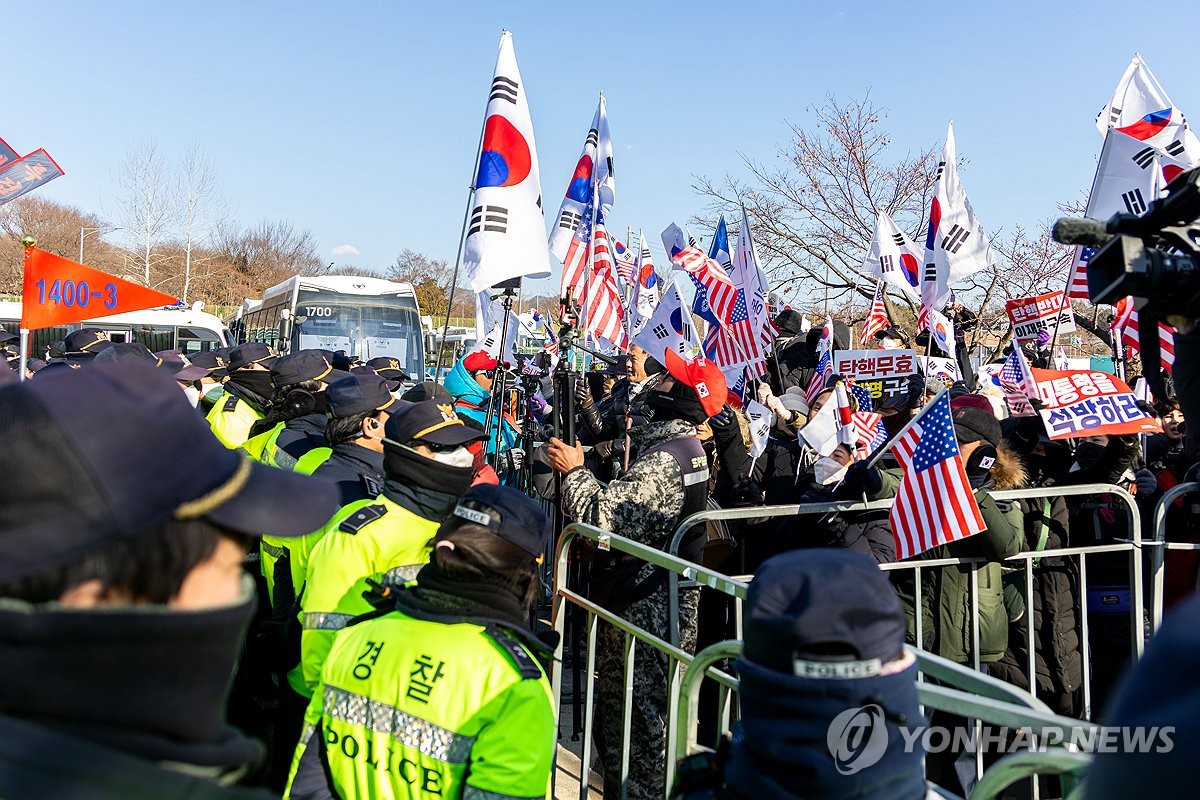 구치소앞에서 집회 여는 윤씨 지지자