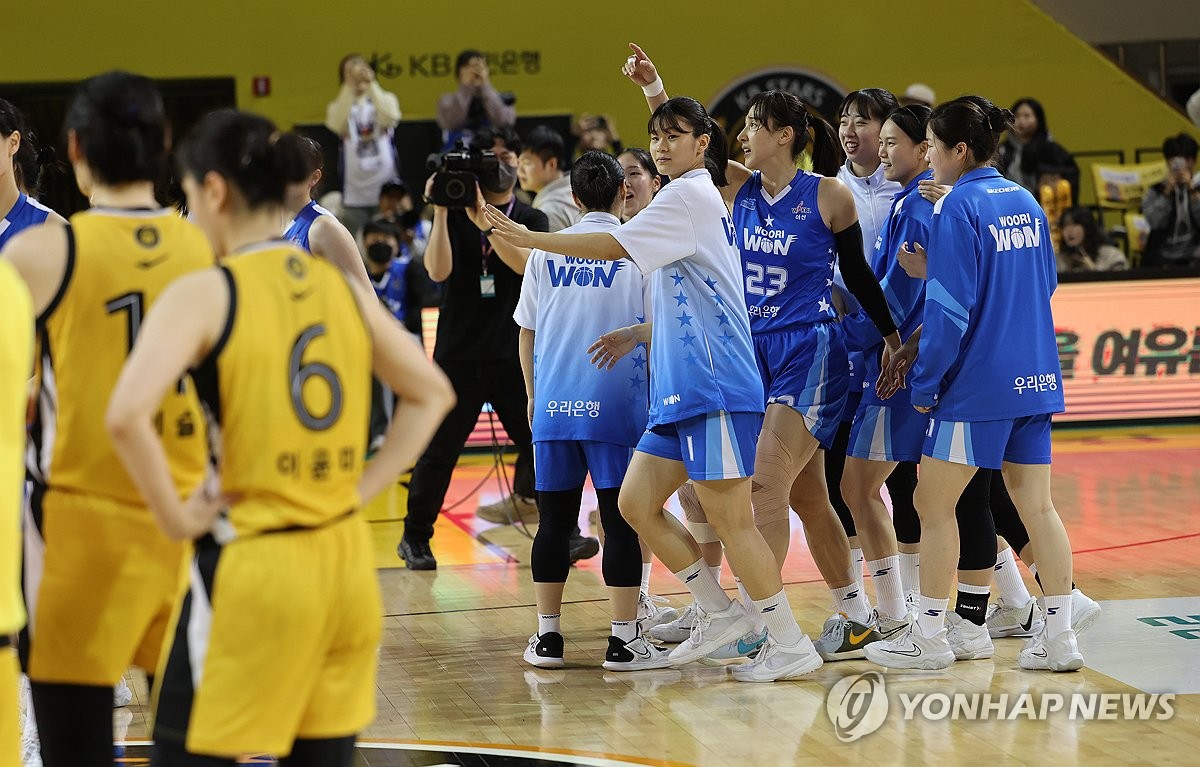 기뻐하는 우리은행 선수들