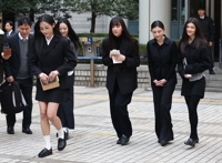 법원 "뉴진스, 독자활동 할때 1회당 10억씩 어도어에 배상"