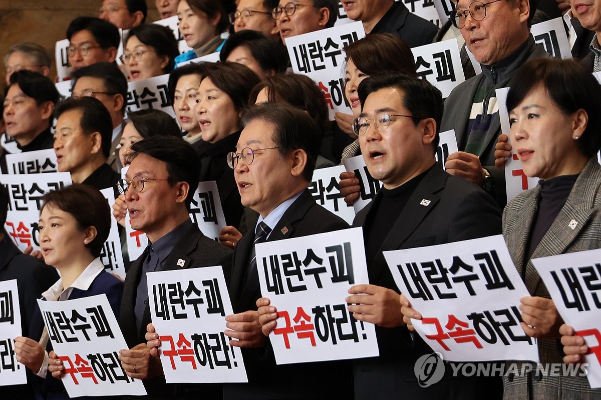 Los legisladores del principal Partido Demócrata de la Oposición, incluido el líder Lee Jae-Myung (Front, C), consignas de canto que denuncian la fiscalía por liberar al presidente Yoon Suk Yeol de la detención en la Asamblea Nacional en Seúl el 9 de marzo de 2025. (Yonhap)