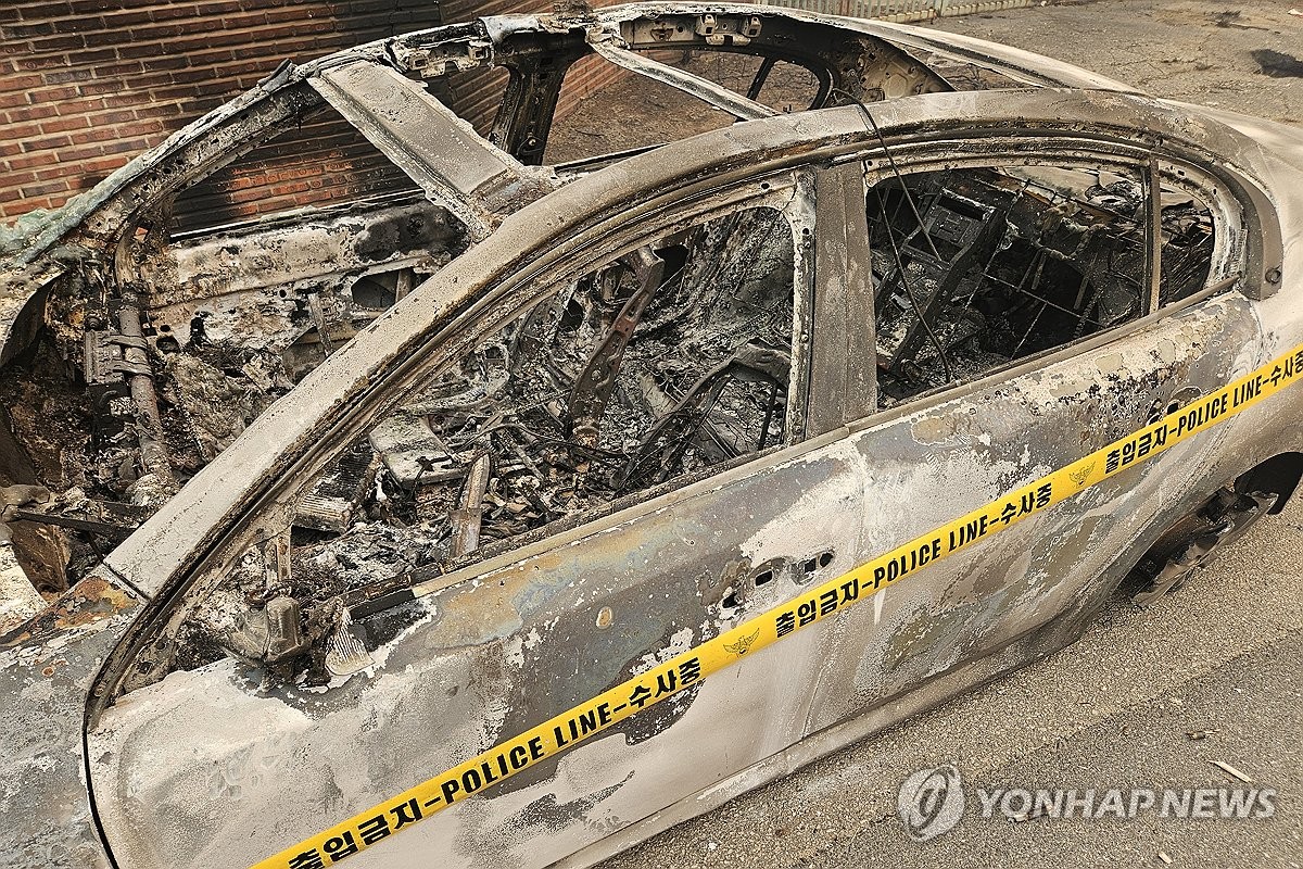 山火事で車爆発　３人死亡