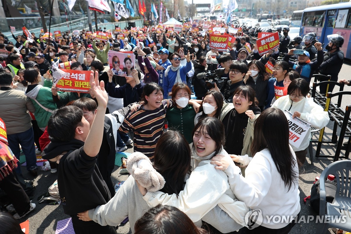尹大統領の罷免決定に歓喜