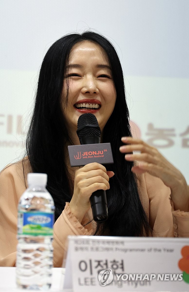 이정현 "팬 몰고 다닌 20대 때 가장 불행…영화 찍으며 편해져"
