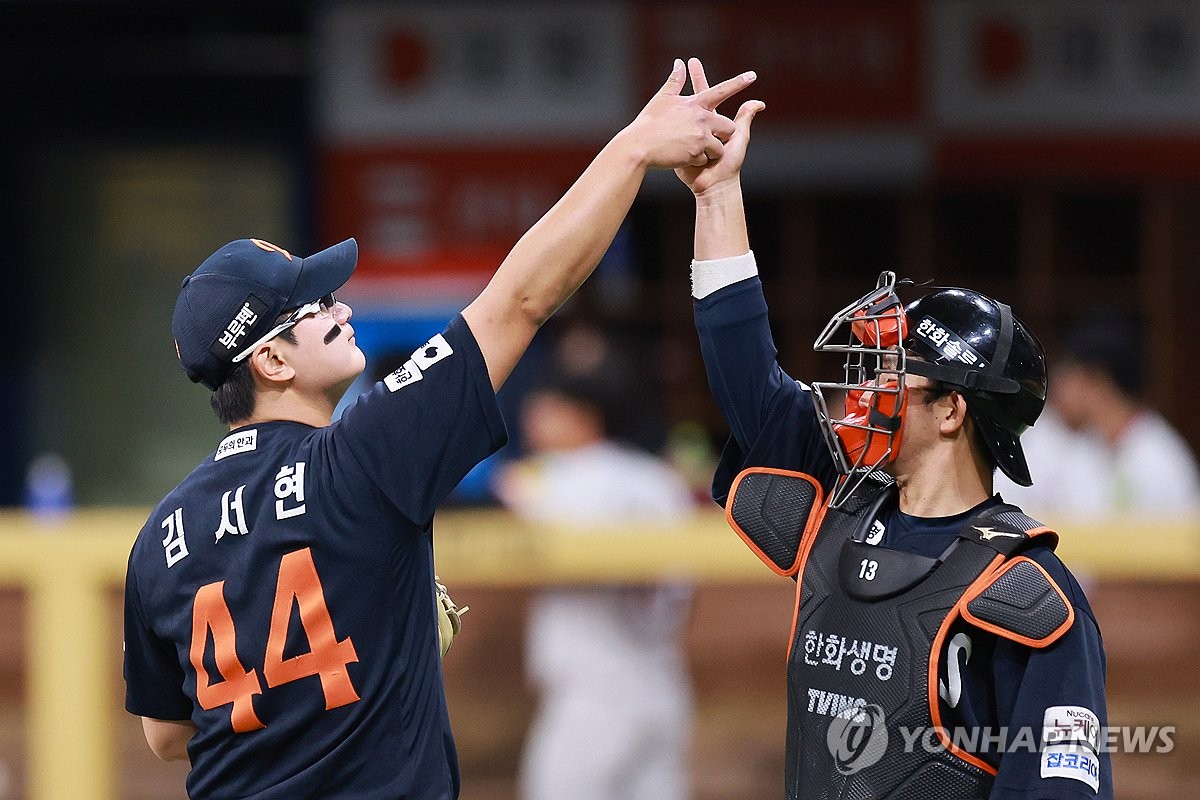 한화 김서현(왼쪽)