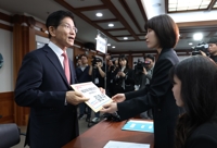 김문수, 선관위 후보등록…"반드시 당선돼 위대한 나라 만들 것"