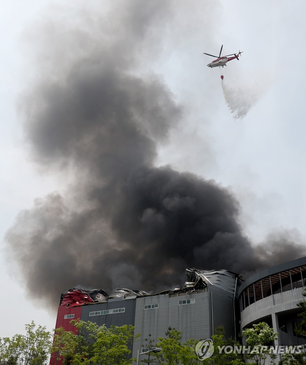 Fire at logistics warehouse | Yonhap News Agency