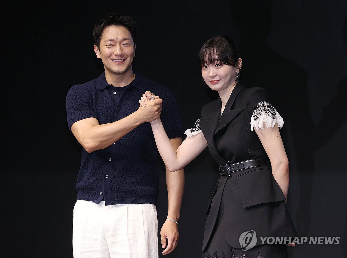 손 맞잡은 손석구-김다미