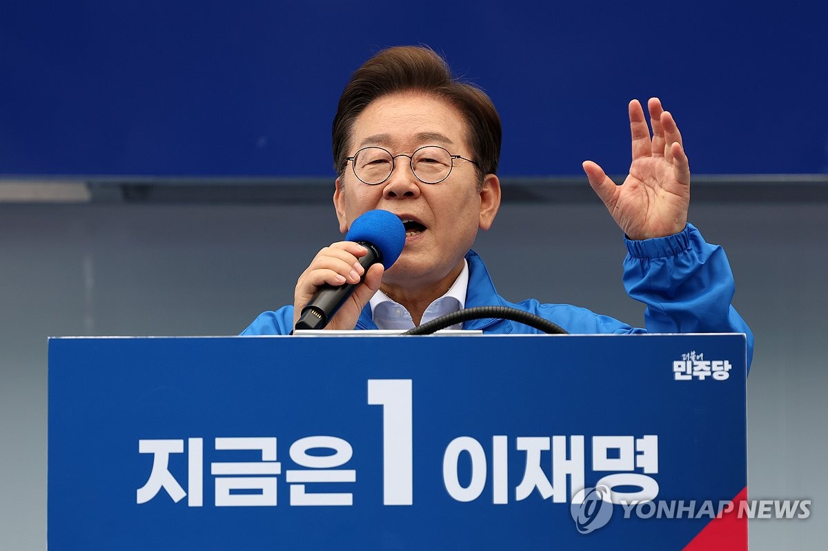 [속보] 이재명 "4년 연임제 도입으로 대통령 권한 분산하자"