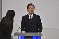 이재명 "임금감소 없는 4.5일제" 이준석 "사이비종교처럼 위험"