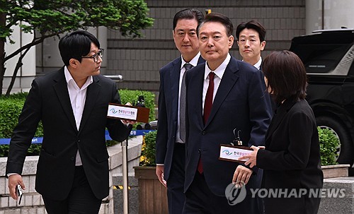 탈당한 尹, 두번째 포토라인…'비상계엄 사과' 질문에 묵묵부답