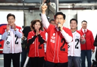 김문수, 연이틀 수도권 공략…예술인연합회·쪽방촌 방문