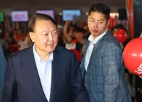 尹, 대선 13일 앞두고 부정선거 주장 영화 관람