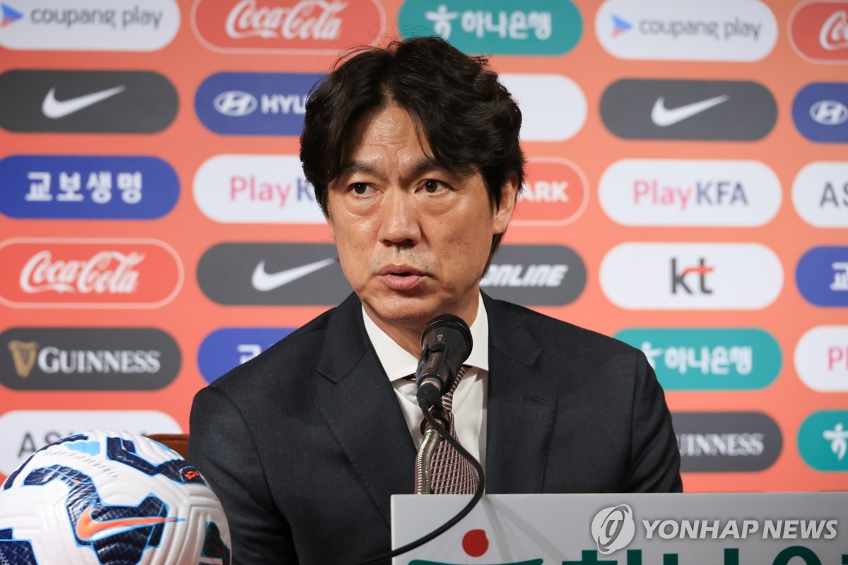 월드컵 3차 예선 명단 발표하는 홍명보 감독