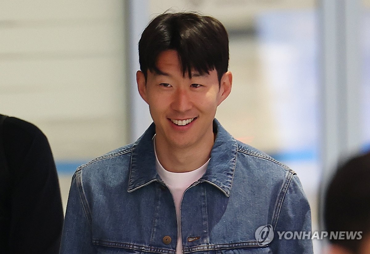 환한 미소 보이는 손흥민