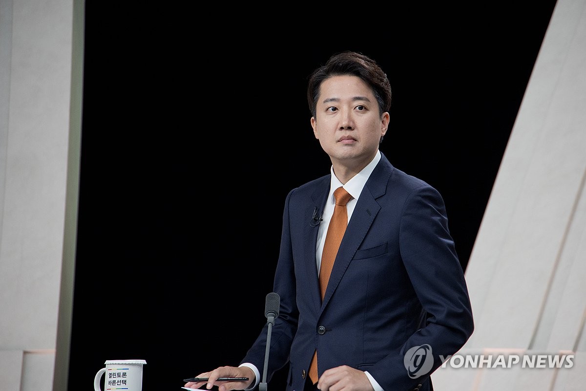민주 "이준석, 저열한 언어폭력 행사"…후보사퇴·의원직 제명 요구도