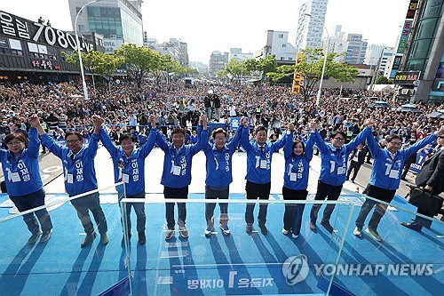 DP's Lee steps up campaign in Yeongnam