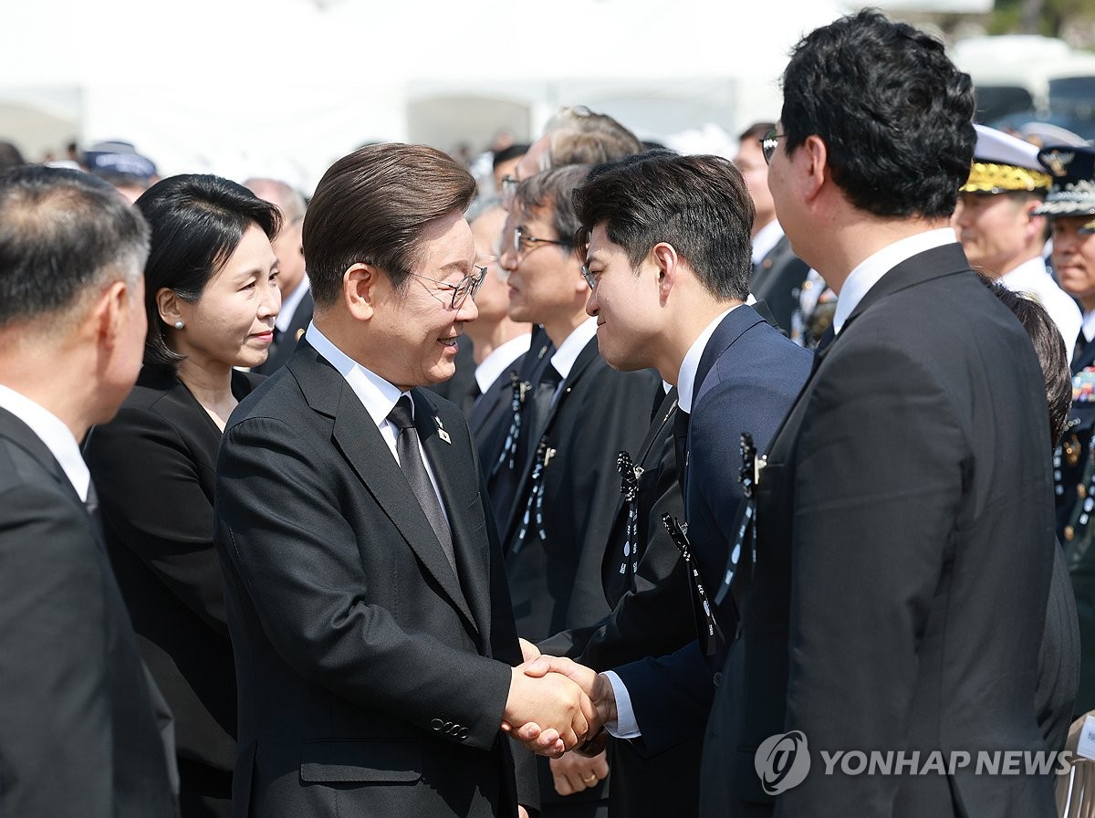 李대통령, 여야 지도부와 오찬 회동…