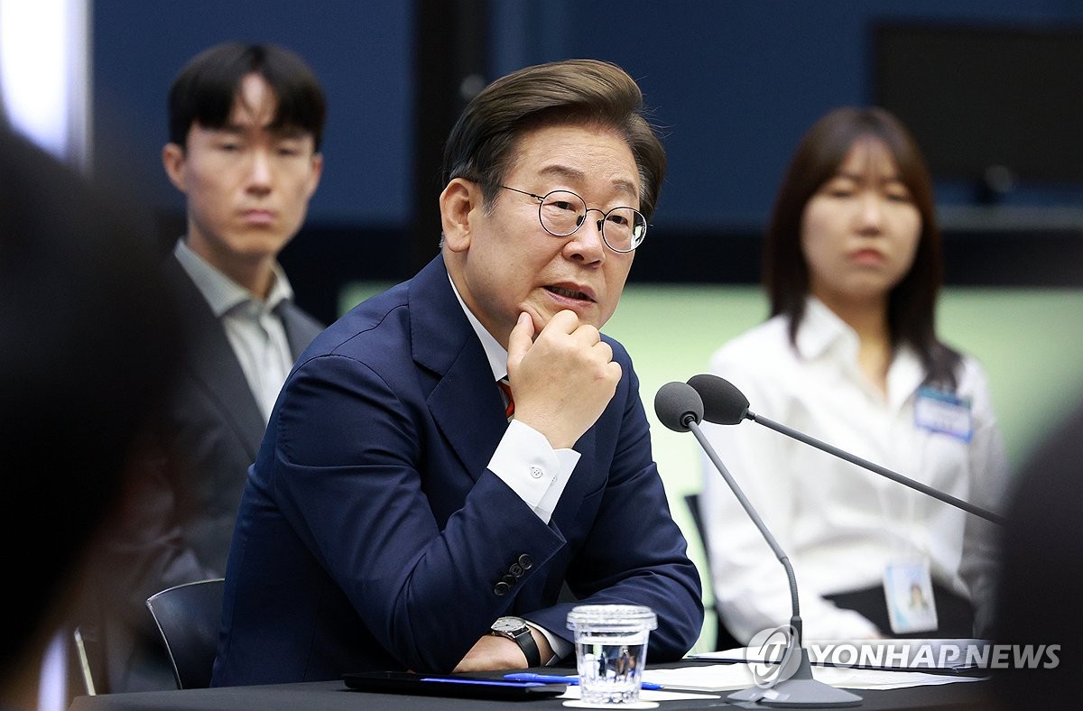 질문에 답하는 이재명 대통령