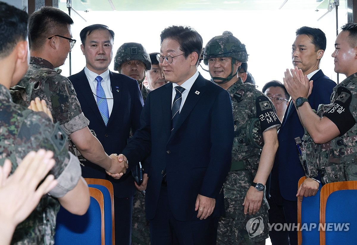 李대통령, 전방부대 장병 격려…"국민은 여러분 충성심 믿는다"