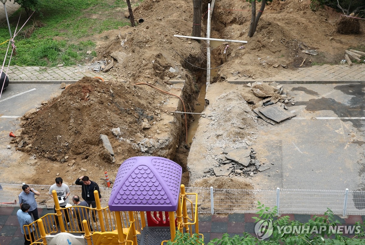 강남 은마아파트 공사장서 작업자 2명 매몰…1명 심정지