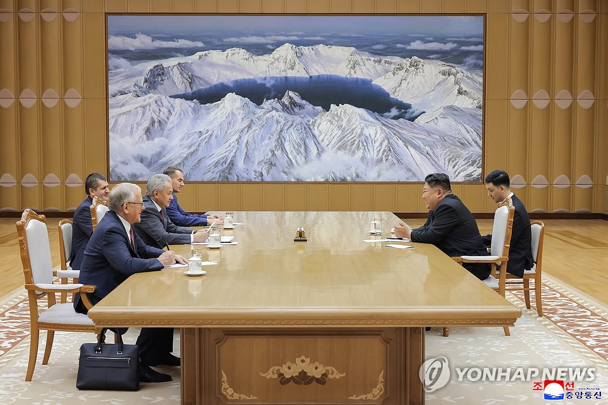 김정은, 쇼이구 러 국가안보회의 서기 접견