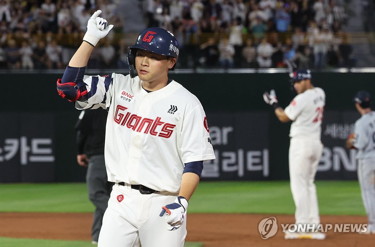 롯데 박찬형, 데뷔 후 4연타석 안타…KBO 최다 타이