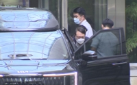 김건희 여사, 휠체어 타고 퇴원…특검 출석 앞둔 尹 동행