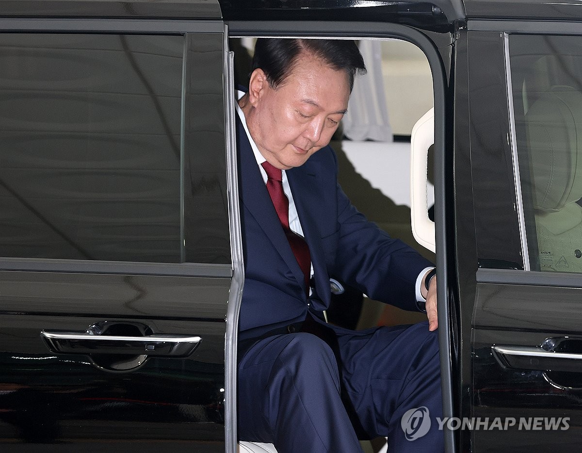 특검 "尹체포저지 조사중단, 검사 다른혐의 조사재개…추…