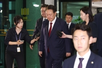 尹, 15시간 특검 조사 후 귀가…30일 오전 9시 2차출석 통지