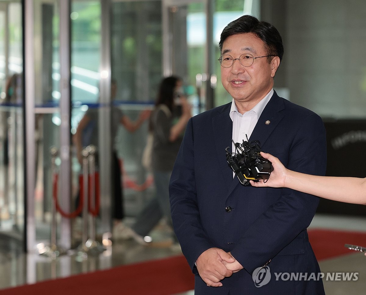 윤호중 행안장관 후보자, 재산 22억 신고…수형으로 병역 면제