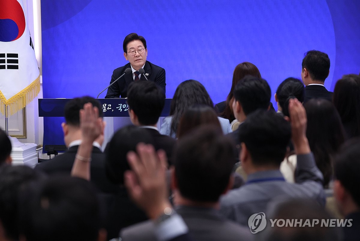 李대통령 "한미공조 바탕 대북관계 개선…대화 전면단절 바보짓"