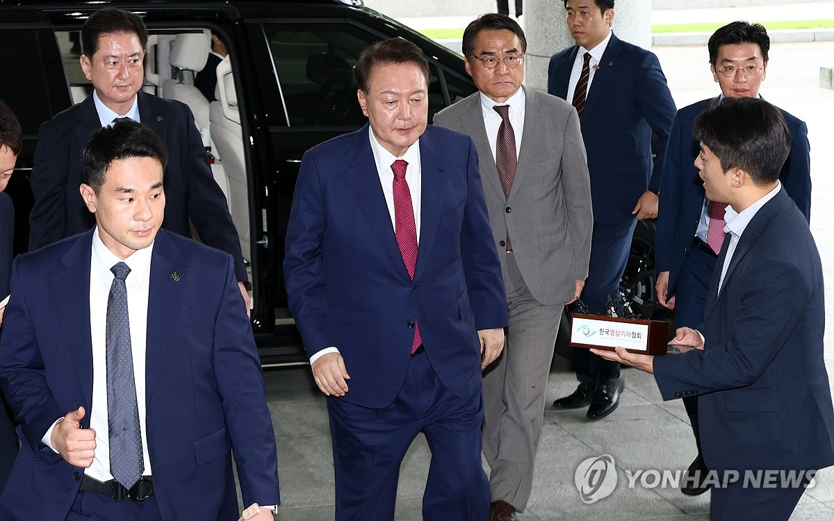 [속보] 특검 "尹 조사량 많아…오늘 다 못하면 추가 소환 가능성도"