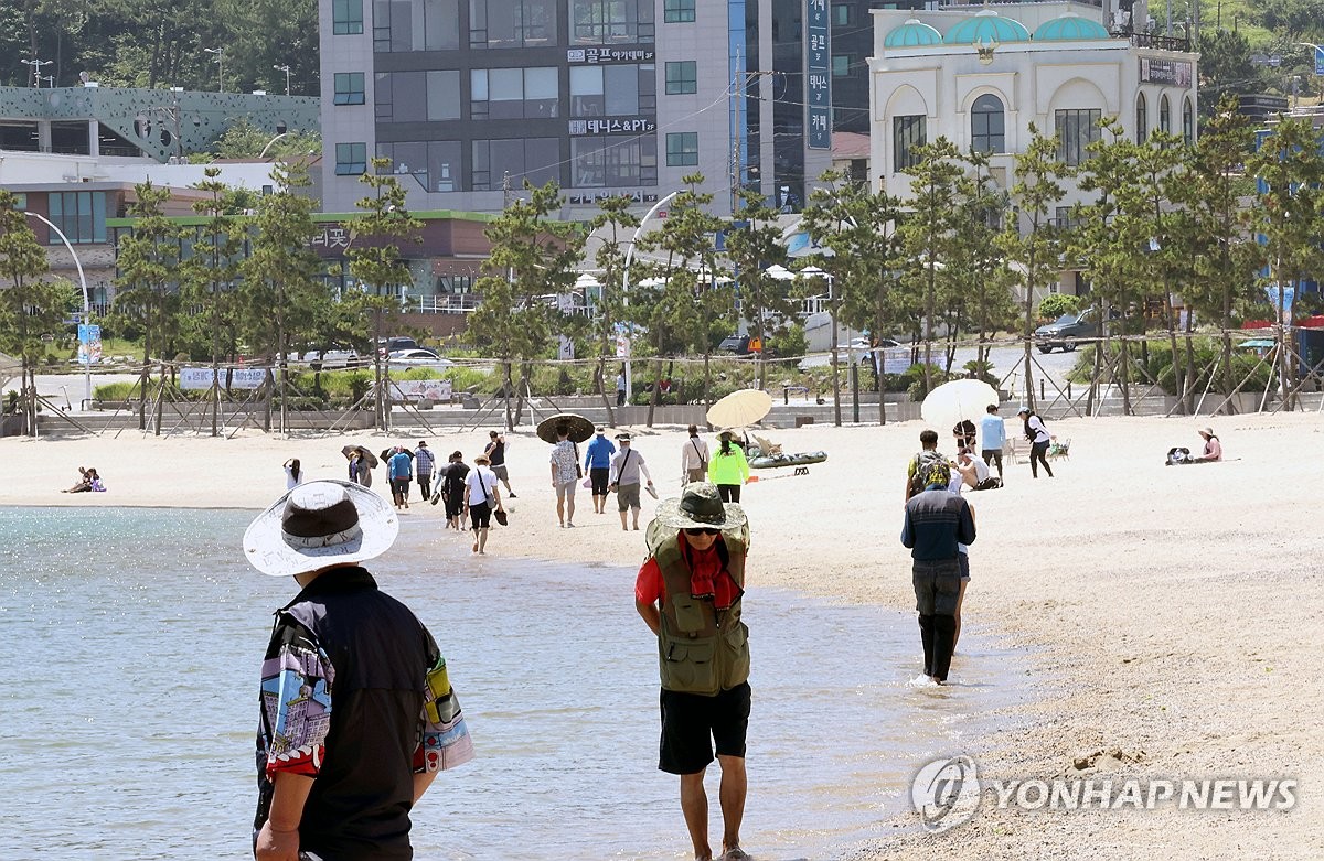 "바다로 가자"…울산 해수욕장들에 피서객 '북적'