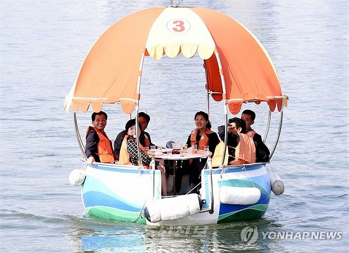 대동강에서 더위 식히는 평양 주민