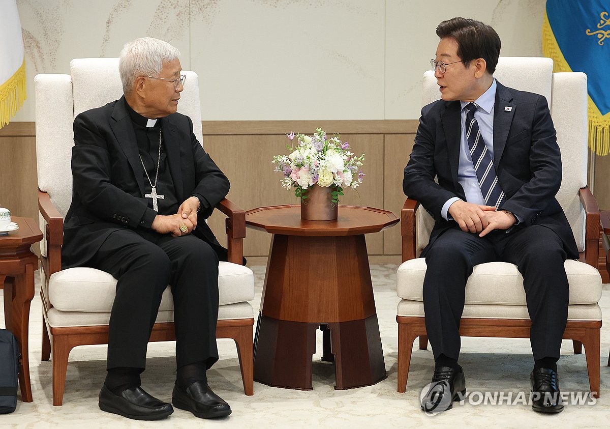李대통령 "2027 방한 교황 방북도"…유흥식 "한반도…