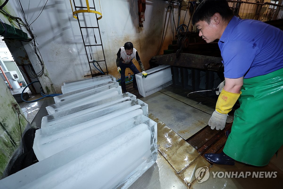 [르포] 가마솥더위에 얼음공장 주문 쇄도…작업자들 땀이…