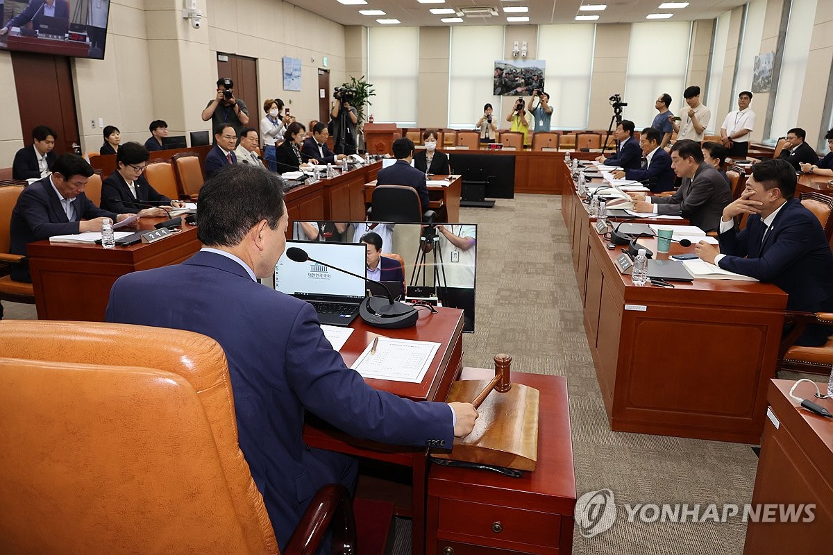 여야 '안규백 청문회' 충돌…'병적기록표 미제출'에 막…