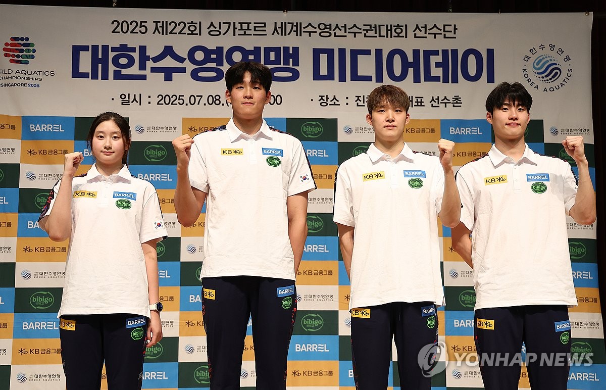 기념촬영하는 경영 국가대표 선수들