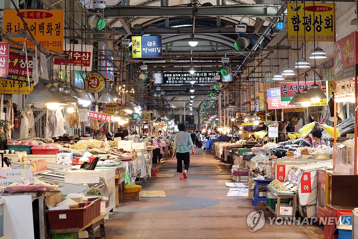 "하루 1만원도 못 팔아"…폭염에 손님 끊긴 광주 양동시장