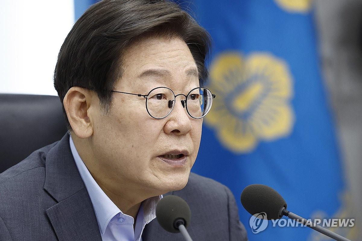李대통령 "남북관계 복원 노력해야"…대화망 복구방안 논…