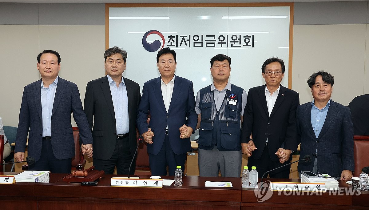 최저임금 17년만에 노사공 합의로 결정…민주노총은 보이…