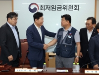 내년 최저임금 2.9% 오른 시간당 1만320원…17년만 합의로 결정