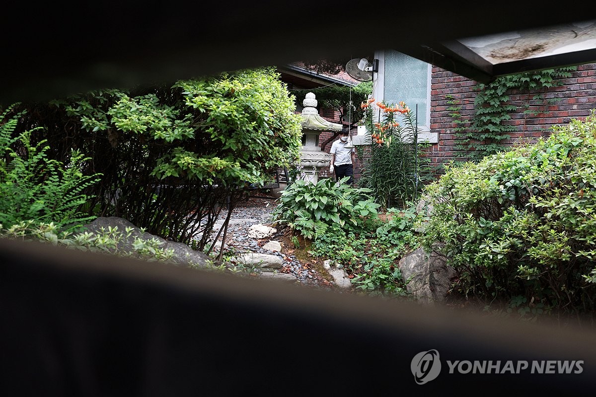 특검 '건진법사' 휴대전화 압수수색영장에선 김건희 미포…