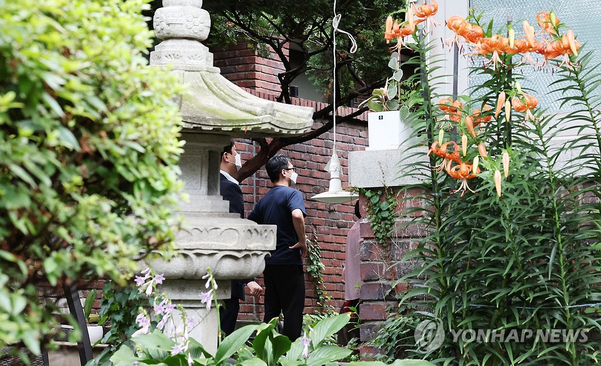 [속보] 김건희특검 "건진법사 등 10여명 사무실·주거지 압수수색"