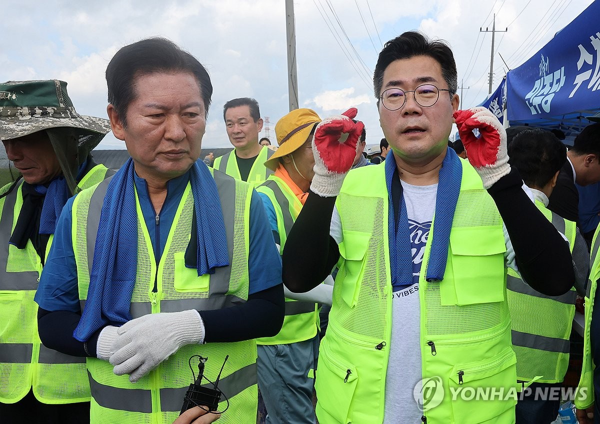 연이틀 수해 복구 나선 정청래·박찬대…SNS로 선명성 경쟁