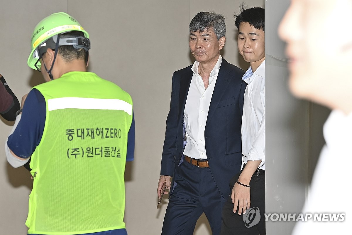 '김건희 최측근' 이종호 특검 출석…"이정필과 금전거래…