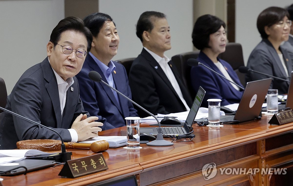 李대통령 "국민 죽어가는데 음주가무 정신나간 공직자 엄히 단속"(종합)