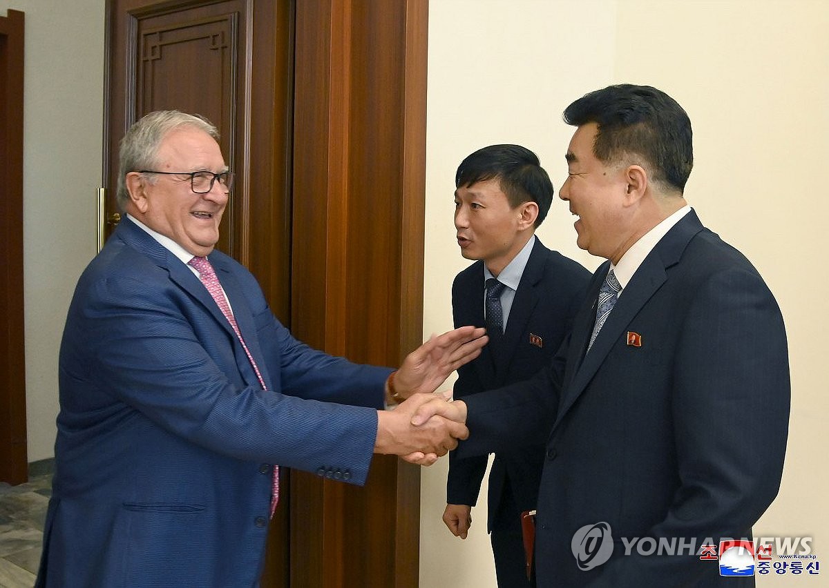 북한, 세계야구연맹 회장 앞에서 