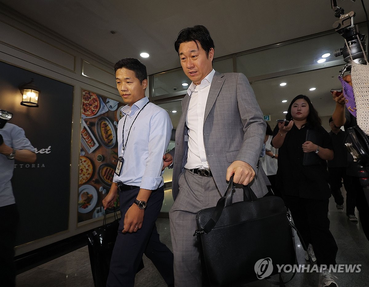 김건희 소환 앞둔 특검, 저인망식 압수수색…물증 확보 총력