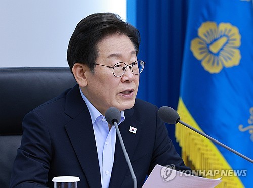 大韓民国第１７代大統領、李明博様より頂いた大統領府招待記念時計　2011受領 000_18w1cr.jpg